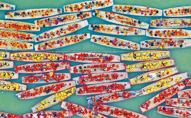 溱潼會(huì)船由南宋相沿至今，歷經(jīng)數(shù)百年傳承，被列入國(guó)家級(jí)非物質(zhì)文化遺產(chǎn)名錄。圖為2024年4月6日在江蘇省泰州市姜堰區(qū)溱湖國(guó)家濕地公園參加會(huì)船表演的船只。 新華社發(fā) 湯德宏/攝