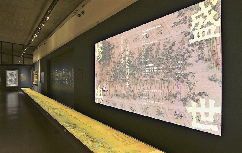 “中國(guó)歷代繪畫大系”，是習(xí)近平總書記親自批準(zhǔn)、高度重視的一項(xiàng)規(guī)模浩大、縱貫歷史、橫跨中外的國(guó)家級(jí)重大文化工程。圖為中國(guó)國(guó)家版本館杭州分館展示的“盛世修典——‘中國(guó)歷代繪畫大系’”收錄的數(shù)字化古畫（2023年5月31日攝）。 新華社記者 翁忻旸/攝