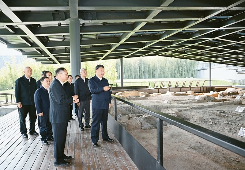 2023年10月10日至13日，中共中央總書記、國家主席、中央軍委主席習(xí)近平在江西考察。這是11日上午，習(xí)近平在景德鎮(zhèn)市陶陽里歷史文化街區(qū)南麓遺址考察。 新華社記者 謝環(huán)馳/攝