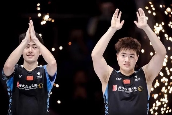 4月14日，梁偉鏗（右）/王昶在頒獎儀式上。 新華社記者 江漢攝