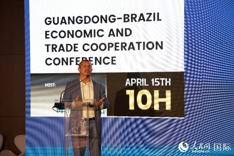 巴西里約州能源和海洋經(jīng)濟部國務(wù)秘書費利佩·佩肖托在推介會上致辭。人民網(wǎng)記者 陳海琪攝