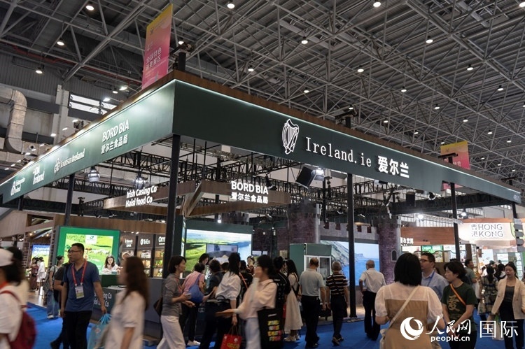第四屆中國(guó)國(guó)際消費(fèi)品博覽會(huì)愛爾蘭國(guó)家館。人民網(wǎng) 常沙攝