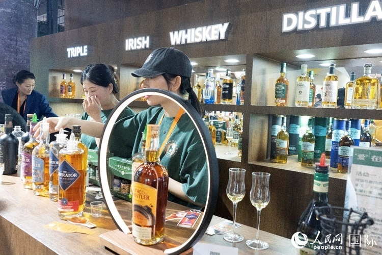第四屆中國(guó)國(guó)際消費(fèi)品博覽會(huì)愛爾蘭國(guó)家館內(nèi)的參展商。人民網(wǎng) 常沙攝