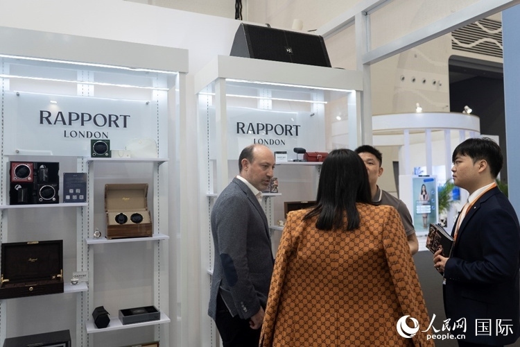 客商在第四屆中國(guó)國(guó)際消費(fèi)品博覽會(huì)英國(guó)國(guó)家館內(nèi)交談。人民網(wǎng) 常沙攝