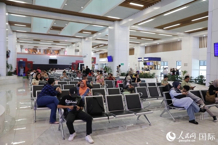 乘客在雅萬高鐵雅加達哈利姆站候車。人民網記者 曹師韻攝
