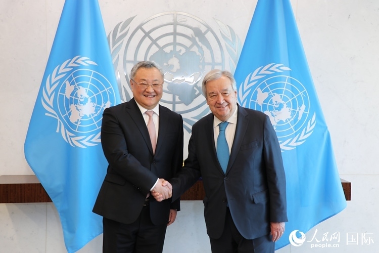 4月16日，中國(guó)新任常駐聯(lián)合國(guó)代表、特命全權(quán)大使傅聰在紐約聯(lián)合國(guó)總部向聯(lián)合國(guó)秘書(shū)長(zhǎng)古特雷斯遞交了全權(quán)證書(shū)。 人民網(wǎng)記者 李志偉攝