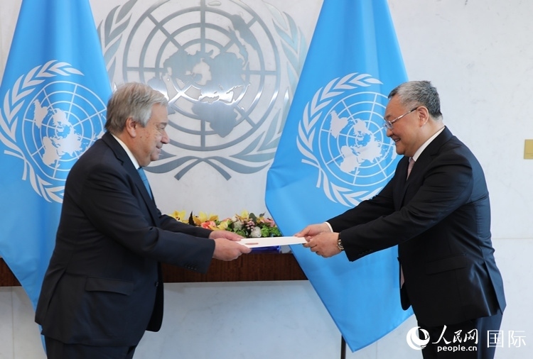 4月16日，中國(guó)新任常駐聯(lián)合國(guó)代表、特命全權(quán)大使傅聰在紐約聯(lián)合國(guó)總部向聯(lián)合國(guó)秘書(shū)長(zhǎng)古特雷斯遞交了全權(quán)證書(shū)。 人民網(wǎng)記者 李志偉攝