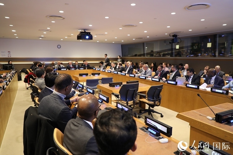 40多國常駐代表、副代表以及聯(lián)合國工發(fā)組織、糧農(nóng)組織、區(qū)域經(jīng)委會、南南合作辦公室等聯(lián)合國機構(gòu)官員等100多人參加全球發(fā)展倡議之友小組高級別會議。 人民網(wǎng)記者 李志偉攝