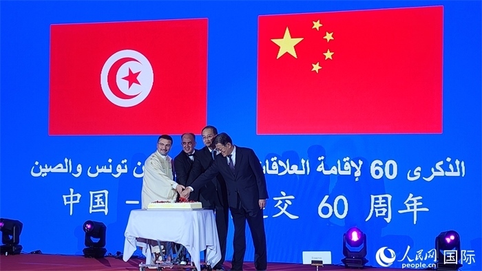 與會嘉賓共同切紀(jì)念蛋糕，從左至右分別為突尼斯國家旅游局局長侯賽因、突尼斯駐華大使阿迪勒·阿拉比、外交部副部長鄧勵、中國人民對外友好協(xié)會副會長李?？Ｈ嗣窬W(wǎng)記者 萬宇攝