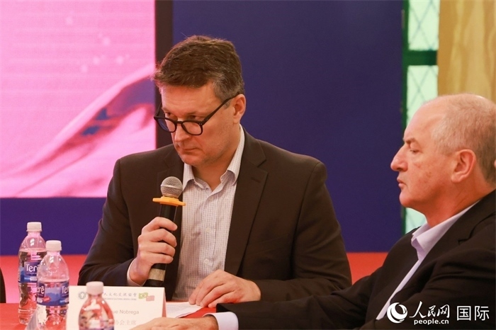 中巴友好協(xié)會(huì)主席恩里克·諾布雷加（左）在座談會(huì)上致辭。人民網(wǎng)記者 陳海琪攝
