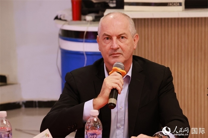 巴西里約大都會(huì)研究所執(zhí)行官西奧·舒克在座談會(huì)上致辭。人民網(wǎng)記者 陳海琪攝
