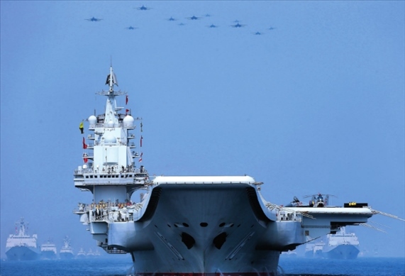 制空作戰(zhàn)梯隊飛越航母編隊上空（2018年攝）。 張雷攝