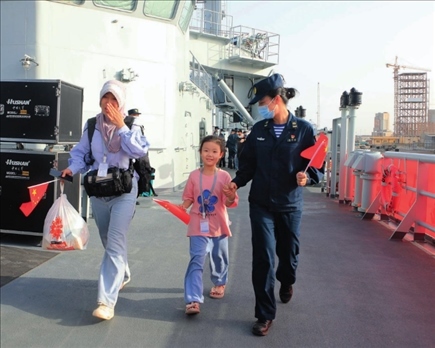 海軍軍艦赴蘇丹緊急撤離我在蘇丹人員。圖為海軍官兵帶領(lǐng)同胞登艦（2023年4月26日攝）。丁家興攝