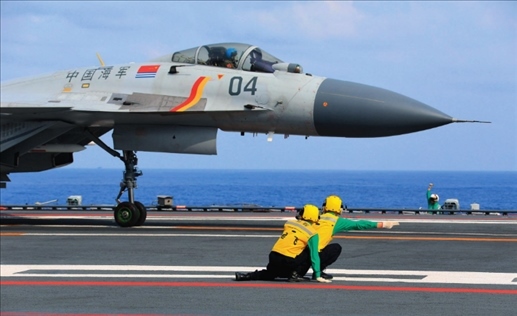 遼寧艦起飛助理作出放飛手勢，殲-15艦載戰(zhàn)斗機起飛（2020年4月攝）。張凱攝