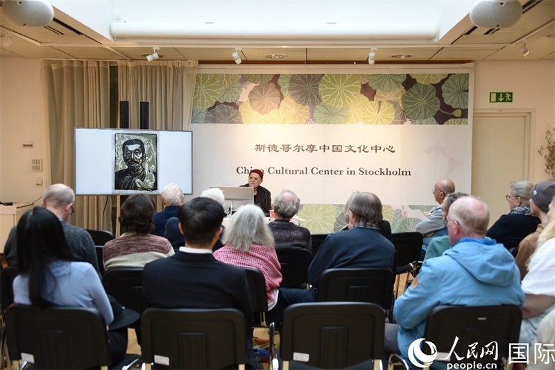 托斯頓·朱雷爾介紹其收藏的中國(guó)版畫作品。人民網(wǎng)記者殷淼攝