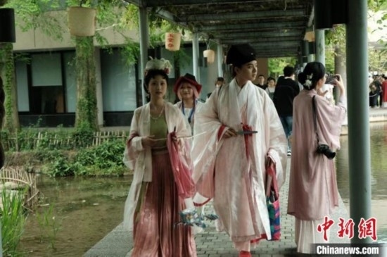年輕人盛裝過“漢服節(jié)”。毛瑜 攝