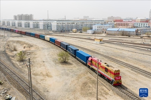 4月21日，中歐班列緩緩駛出二連浩特鐵路口岸（無人機照片）。 新華社發(fā)（張海峰攝）