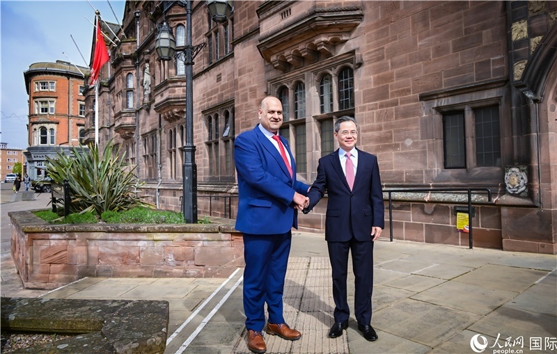 圖為中國駐英國大使鄭澤光在考文垂市政廳會見現(xiàn)場。人民網(wǎng) 郭錦標攝