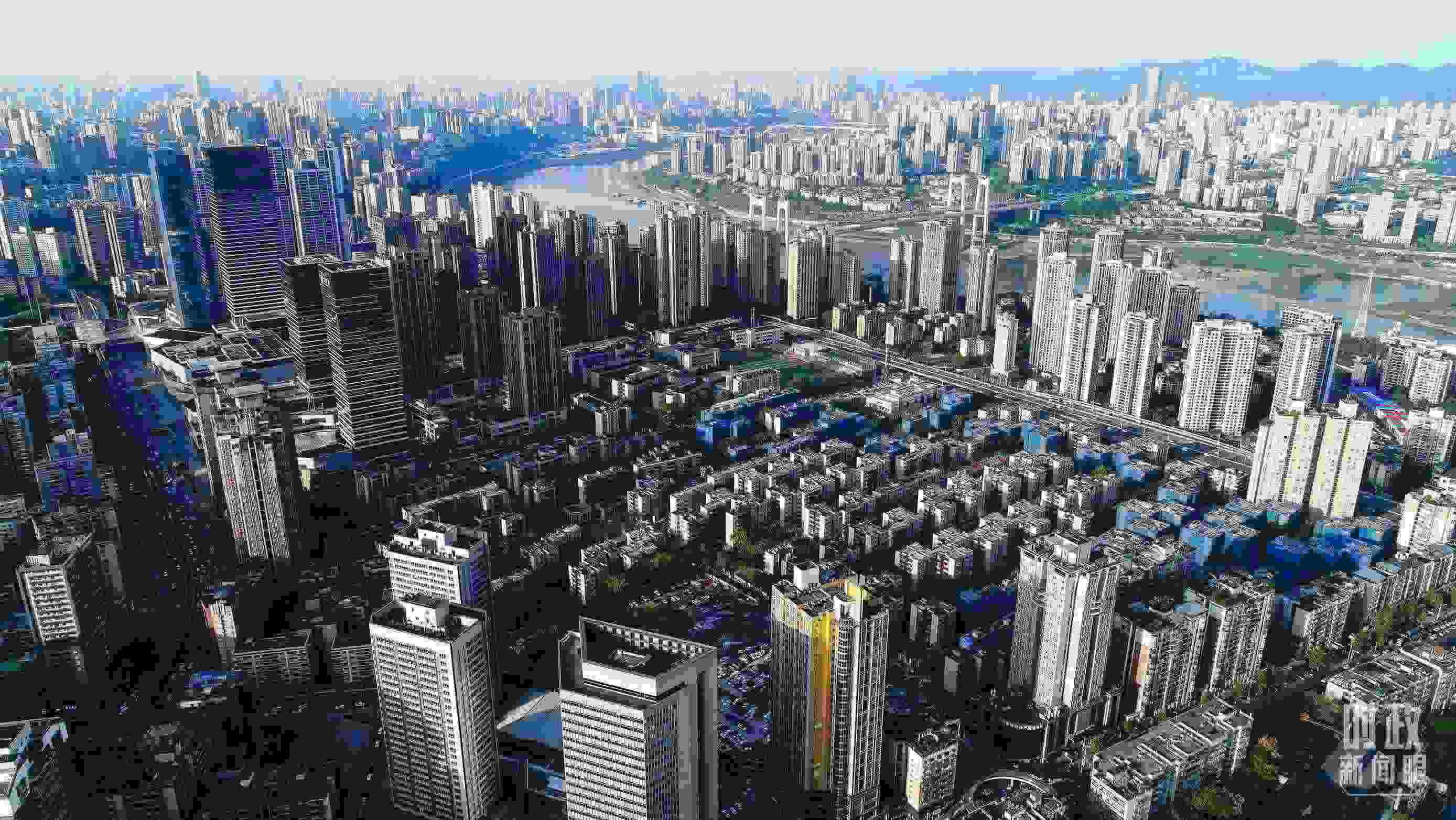 △俯瞰謝家灣街道民主村社區(qū)。（總臺記者謝鵬拍攝）