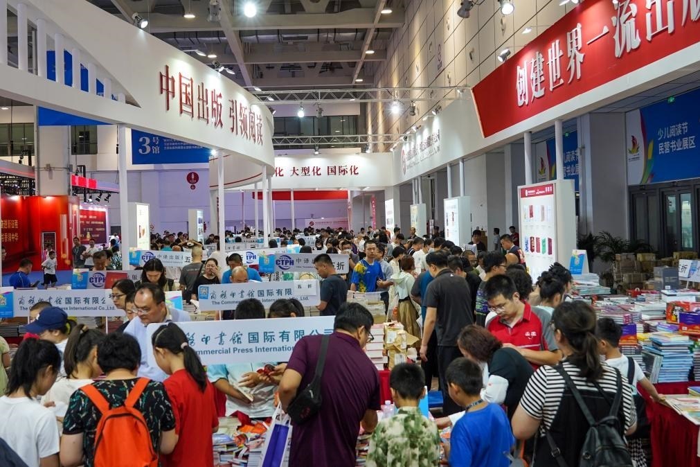 2023年7月31日，在第31屆全國圖書交易博覽會上，讀者在閱覽選購新書。新華社記者 朱崢 攝