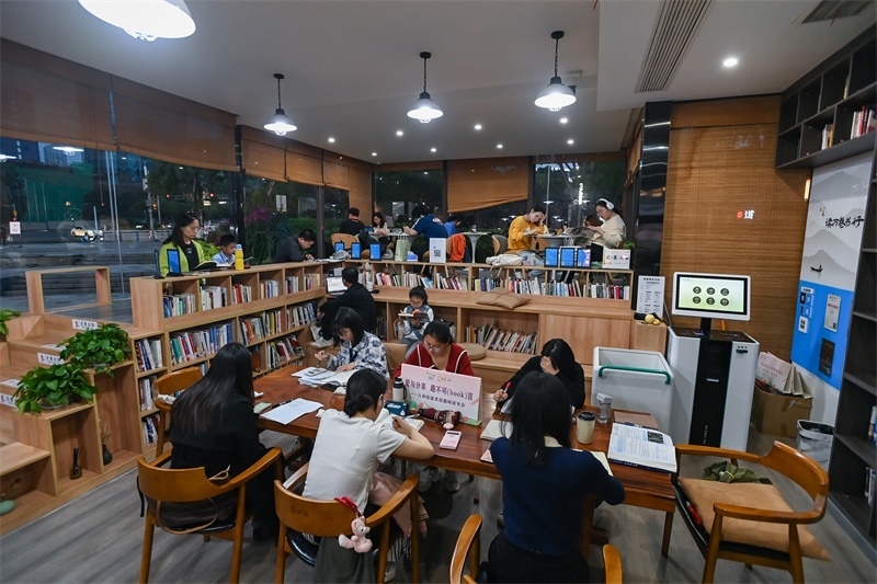 4月22日，讀者在重慶一家24小時(shí)城市智慧書房中閱讀。圖片來(lái)源：視覺(jué)中國(guó)