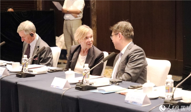宣介會上，中外官員親切交談。人民網(wǎng)記者趙益普攝