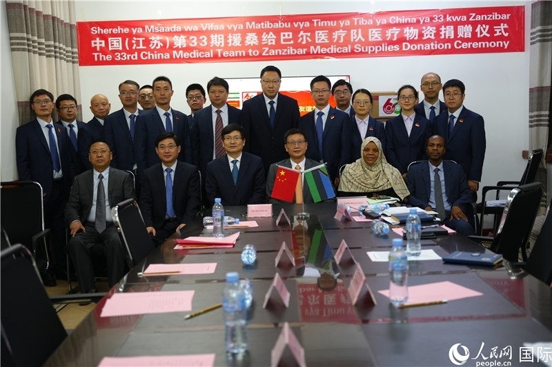 中非雙方代表及醫(yī)療隊(duì)在捐贈(zèng)現(xiàn)場(chǎng)合影。中國援桑醫(yī)療隊(duì)供圖