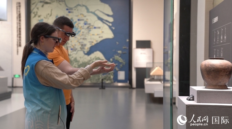 人民網(wǎng)外籍專家在良渚博物院體驗(yàn)AR眼鏡。人民網(wǎng)記者 袁蒙攝
