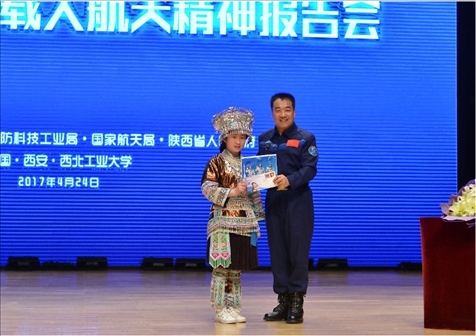 韋知月（化名）在西北工業(yè)大學(xué)與英雄航天員張曉光合影。受訪者供圖