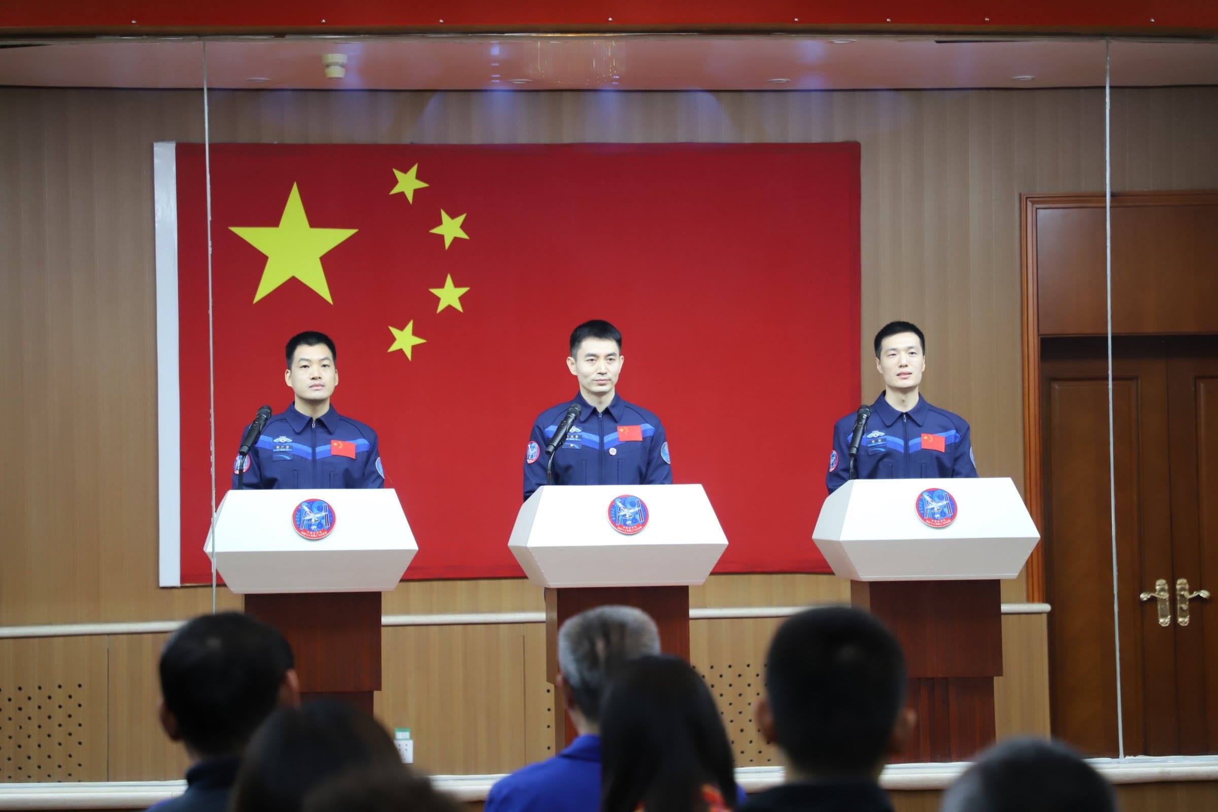 神舟十八號(hào)航天員與中外媒體記者集體見面。人民網(wǎng)記者 黃帆攝