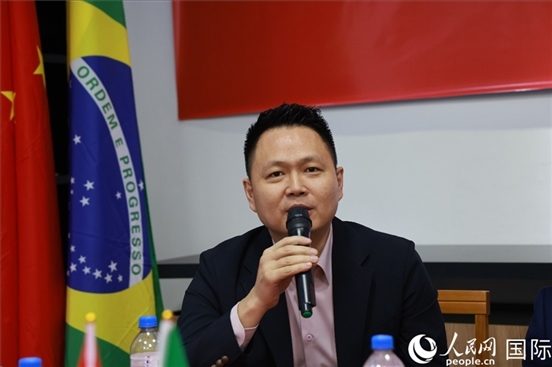 中國駐里約熱內(nèi)盧總領(lǐng)館副總領(lǐng)事王尉育在座談會(huì)上致辭。人民網(wǎng)記者 陳海琪攝