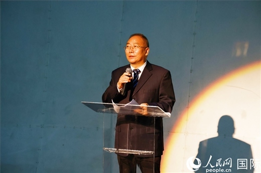 四川省文化和旅游廳副廳長王成平在活動(dòng)現(xiàn)場(chǎng)進(jìn)行旅游推介。人民網(wǎng)記者 陳海琪攝