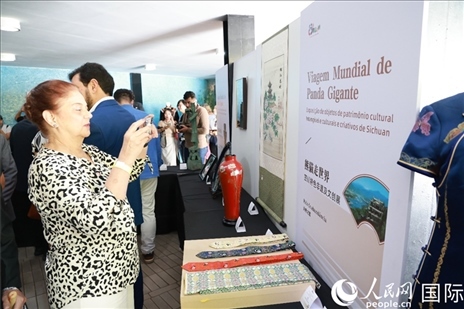 巴西民眾在活動(dòng)現(xiàn)場(chǎng)在四川非遺前駐足觀看。人民網(wǎng)記者 陳海琪攝