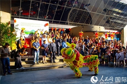 巴西民眾在里約天文館前觀看舞獅表演。四川省文化和旅游廳供圖。