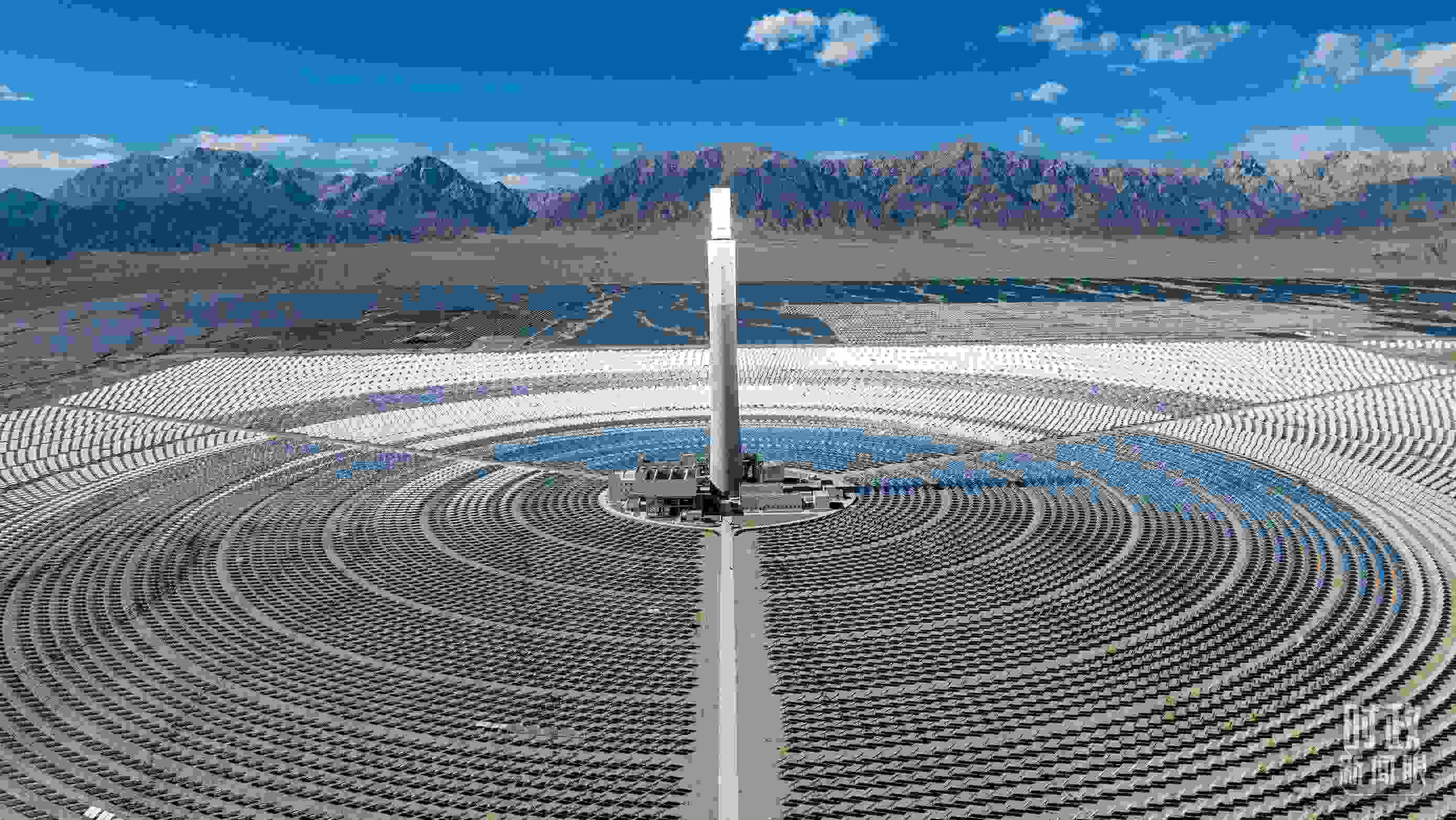 △青海海西德令哈塔式熔鹽儲(chǔ)能光熱發(fā)電廠。（圖/視覺(jué)中國(guó)）