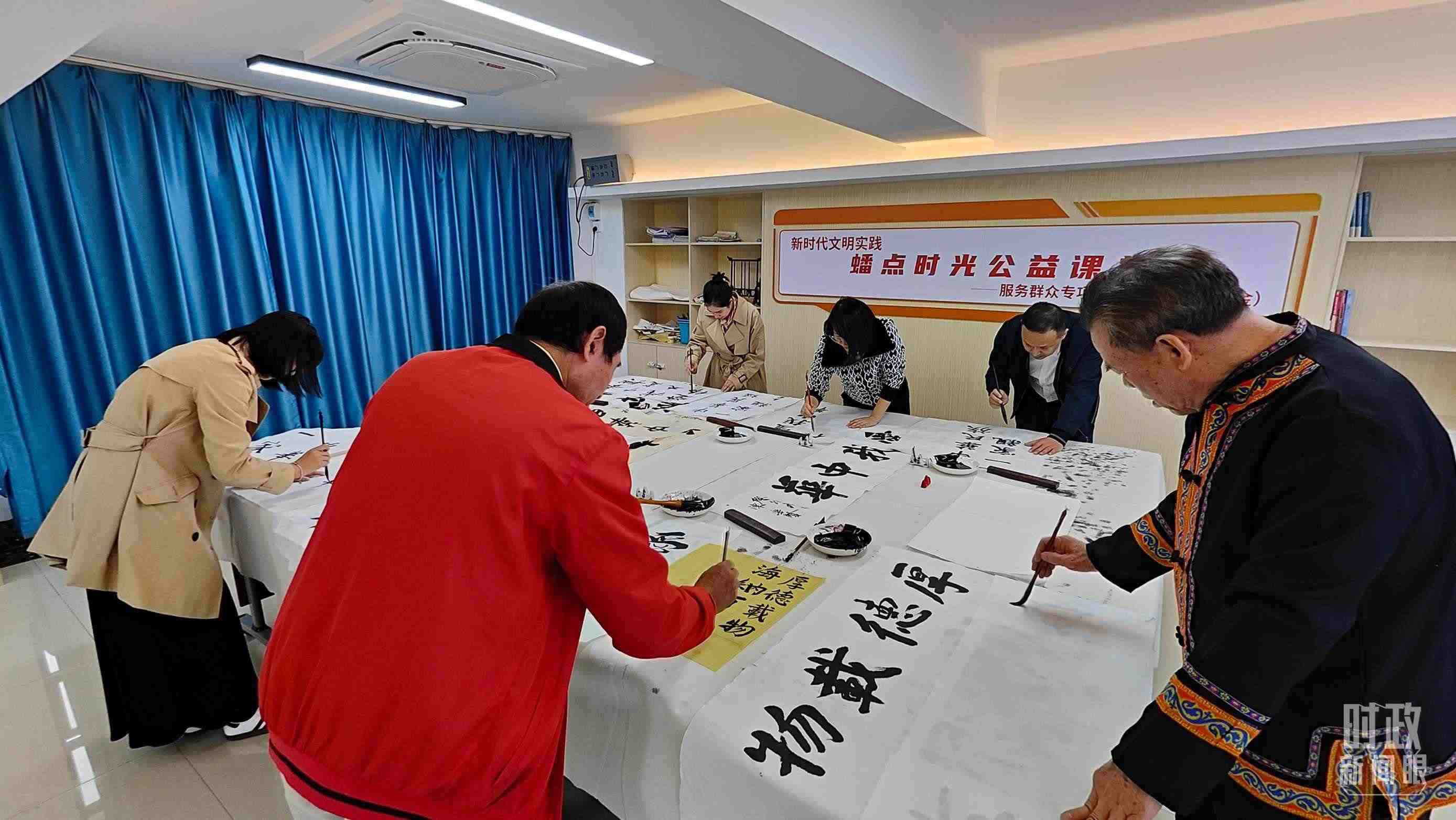 △廣西南寧市多民族社區(qū)——盤(pán)龍社區(qū)居民練習(xí)書(shū)法。（總臺(tái)央視記者楊立峰拍攝）