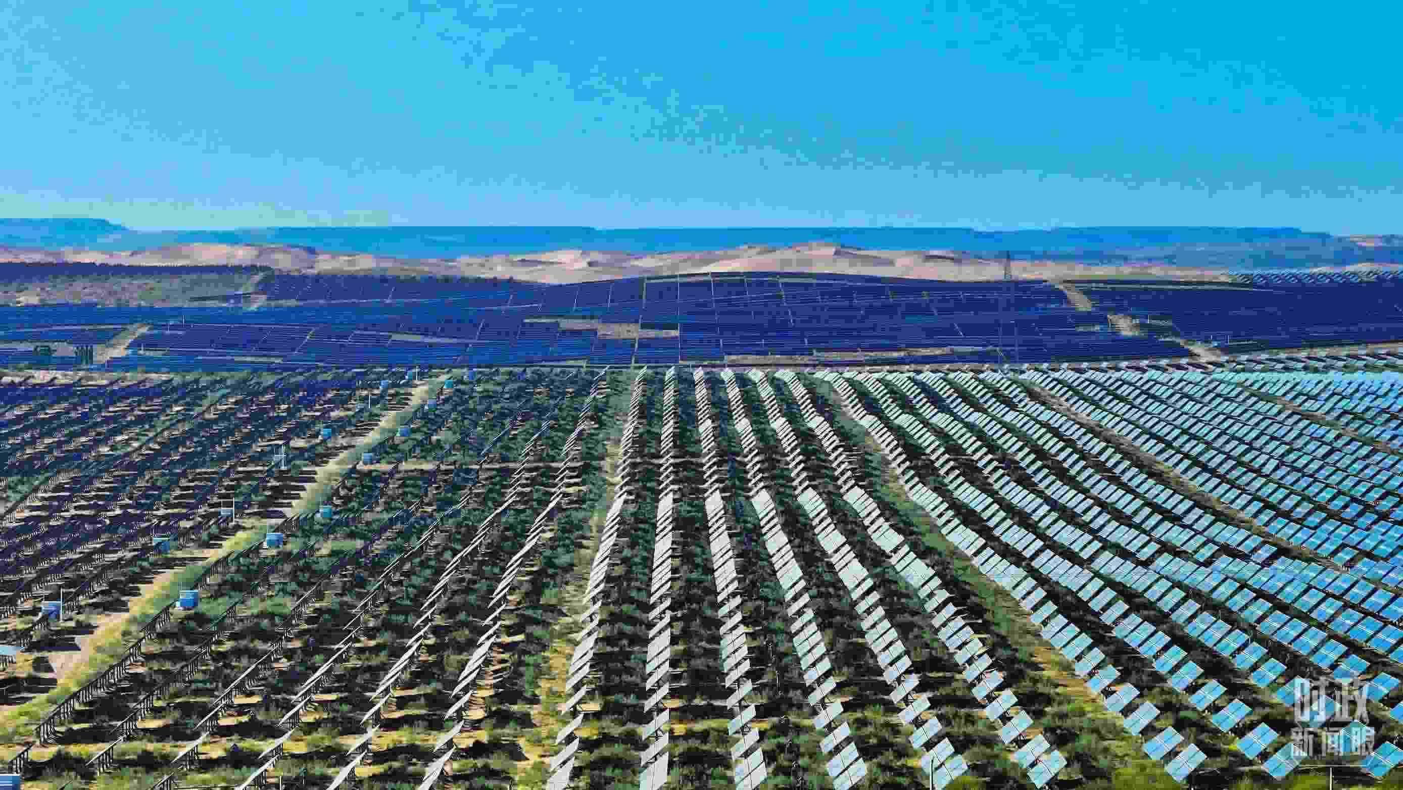 △內(nèi)蒙古鄂爾多斯，庫(kù)布其沙漠新能源基地。（圖/視覺(jué)中國(guó)）