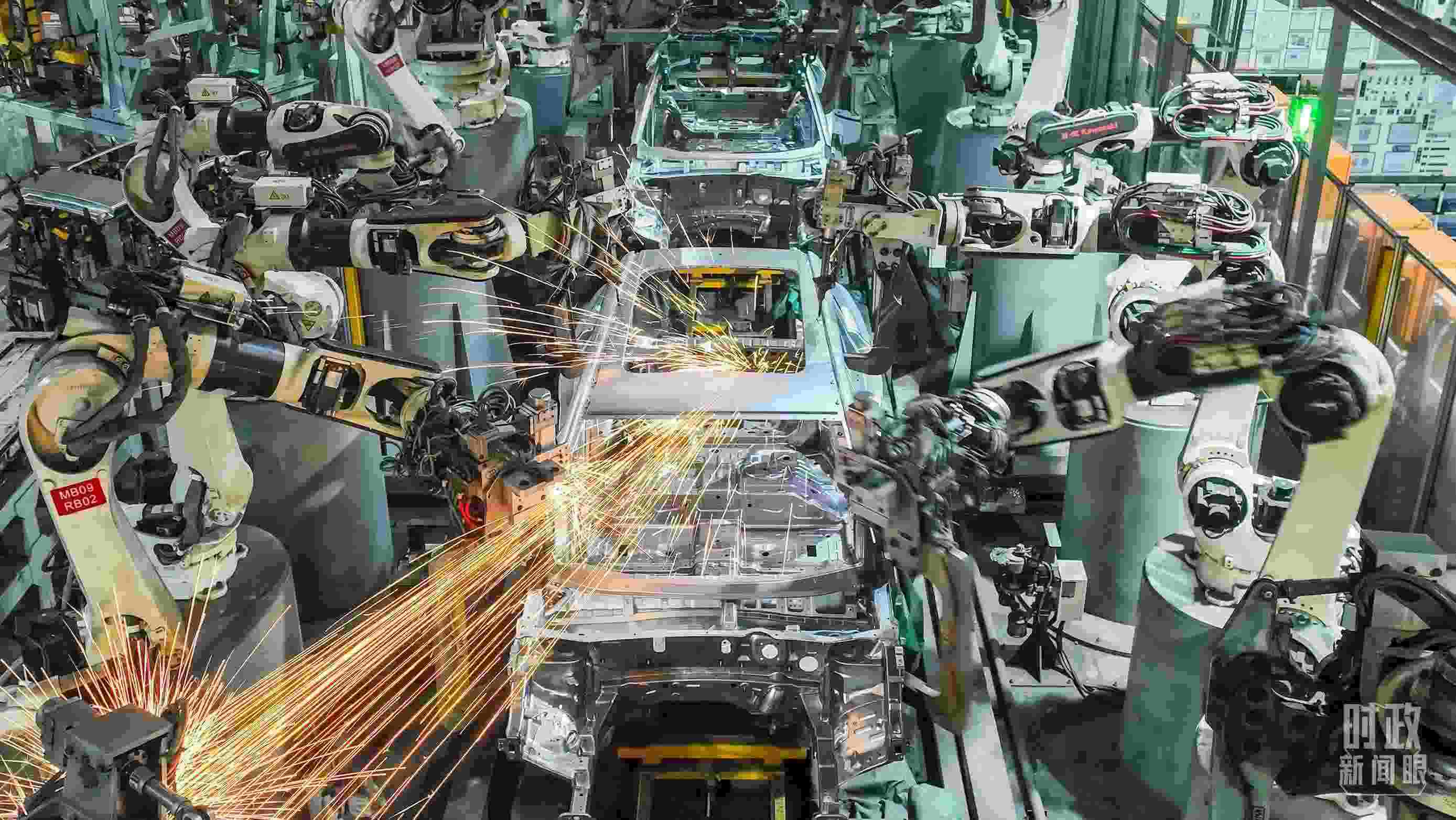  △2024年4月，重慶兩江新區(qū)的一家汽車制造企業(yè)，生產(chǎn)一派繁忙。（圖/視覺(jué)中國(guó)）