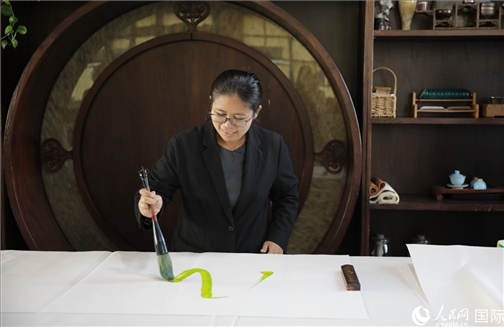 緬甸駐華大使館副館長(zhǎng)、公使銜參贊杜欣瑪泰參加《五百筆·瀾湄合作》集體藝術(shù)創(chuàng)作。人民網(wǎng)王婧攝