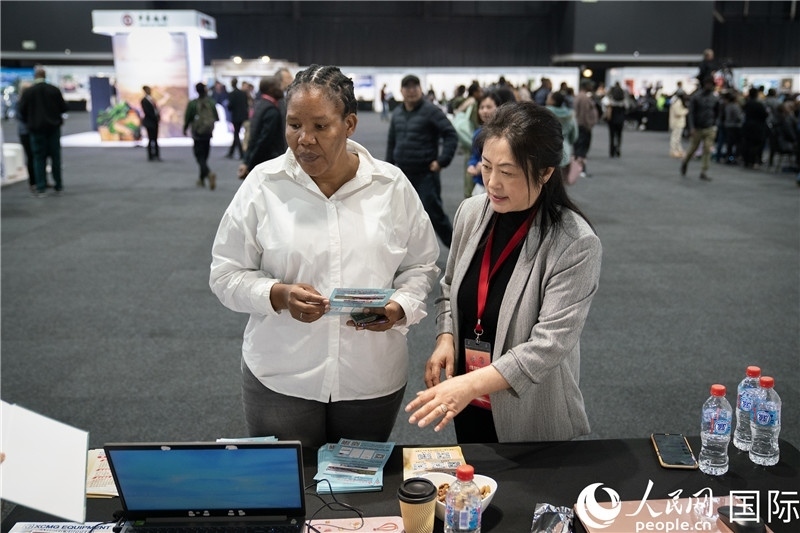 中企工作人員和當(dāng)?shù)厍舐氄呓徽?。希拉茲攝