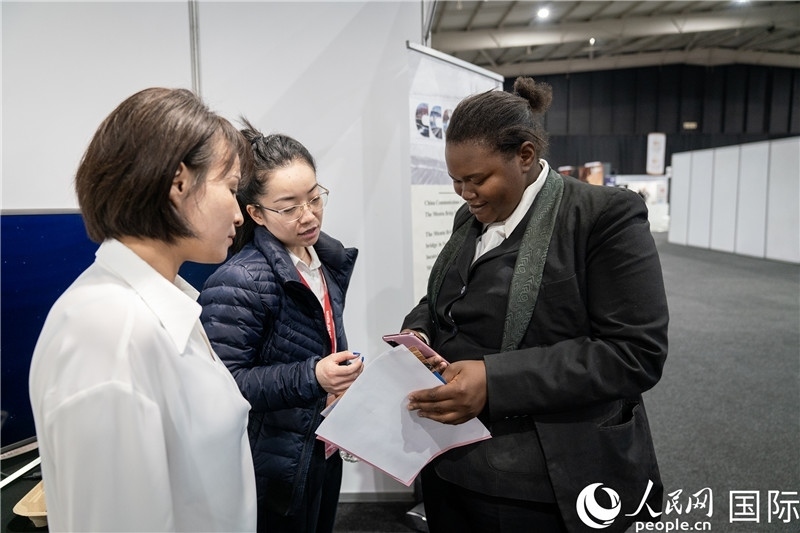 中企工作人員和當(dāng)?shù)厍舐氄呓徽?。希拉茲攝