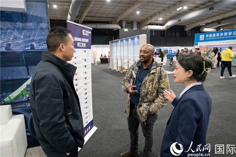 中企工作人員和當(dāng)?shù)厍舐氄呓徽?。希拉茲攝