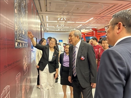 工作人員為泰國(guó)前副總理、泰中文化促進(jìn)委員會(huì)主席披尼講解展覽內(nèi)容。中國(guó)駐泰國(guó)大使館供圖