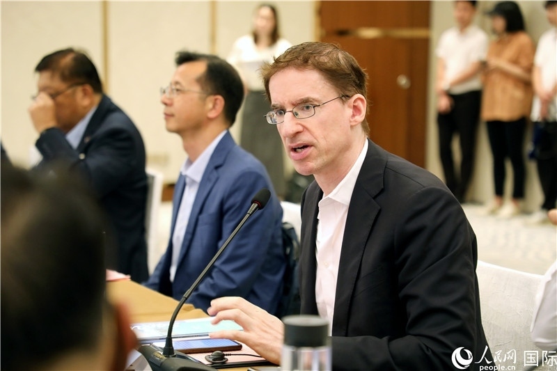 德國(guó)駐廣州總領(lǐng)事魯彥在產(chǎn)業(yè)對(duì)接會(huì)上發(fā)言。人民網(wǎng)記者趙益普攝