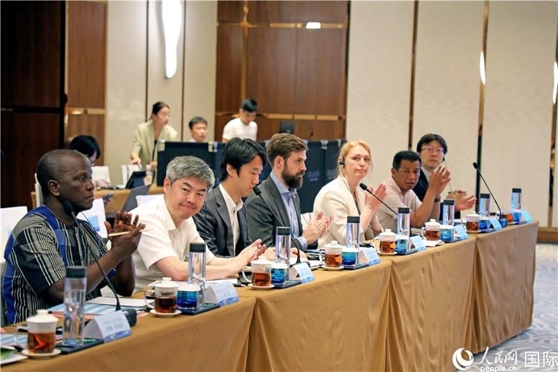 參加產(chǎn)業(yè)對(duì)接會(huì)的各國(guó)駐華使節(jié)。人民網(wǎng)記者趙益普攝