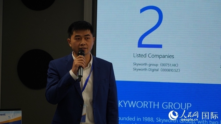 創(chuàng)維南非綠能公司總經(jīng)理倪亮介紹創(chuàng)維的破圈之路。人民網(wǎng) 劉暢攝