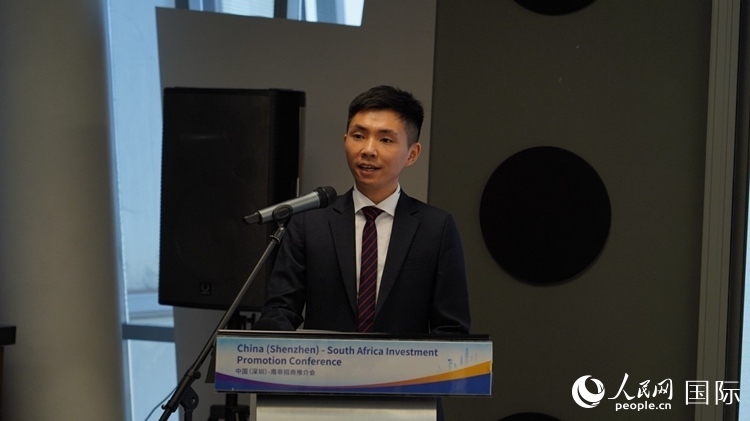 深圳市黃金珠寶首飾行業(yè)協(xié)會副會長李澤鋒介紹深圳市黃金珠寶產(chǎn)業(yè)發(fā)展情況。人民網(wǎng) 劉暢攝