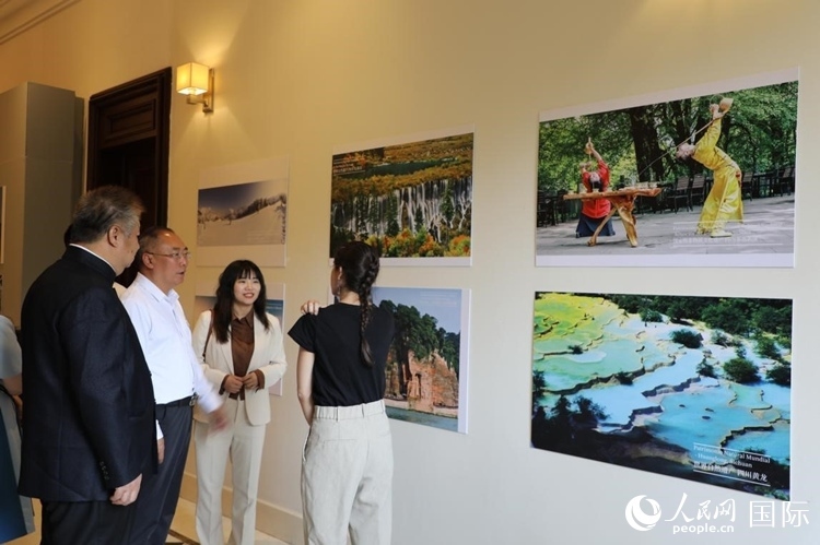 四川省文化和旅游廳副廳長(zhǎng)王成平、墨西哥松林文化中心展覽部主任盧西亞·恩里克斯·岡薩雷斯·薩拉維亞、墨西哥中國(guó)文化中心主任石岳文參觀圖片展。拍攝者為墨西哥分社外籍雇員埃內(nèi)斯托·多明戈斯