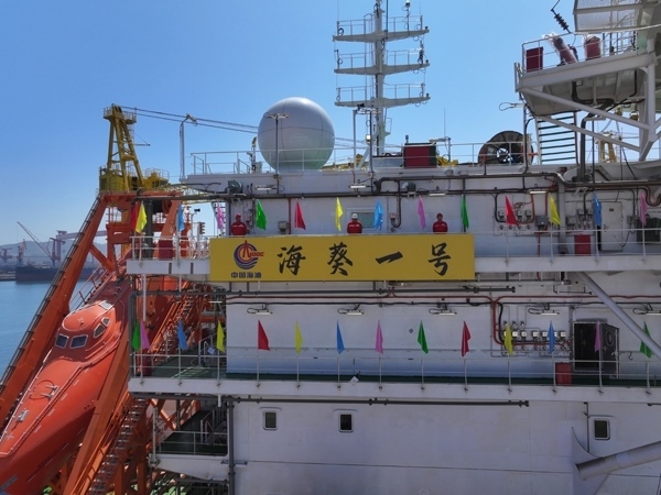亞洲首艘圓筒型FPSO“?？惶?hào)”建造完工。韓慶攝