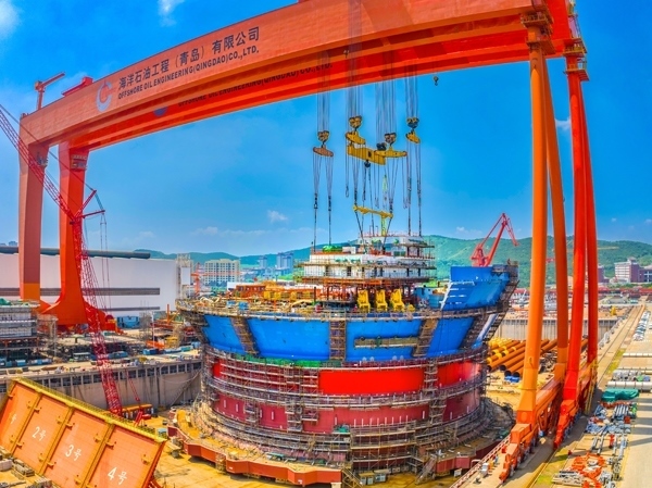 “?？惶?hào)”通過(guò)雙龍門(mén)吊進(jìn)行總裝。侯憲鵬攝